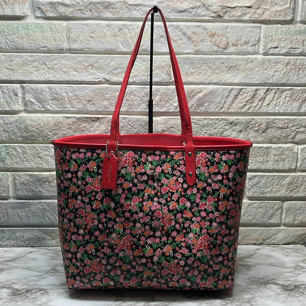 COACH F57668 POSEY FLORAL REVERSIBLE CITY TOTE WITH WRISTLET. IN EUC